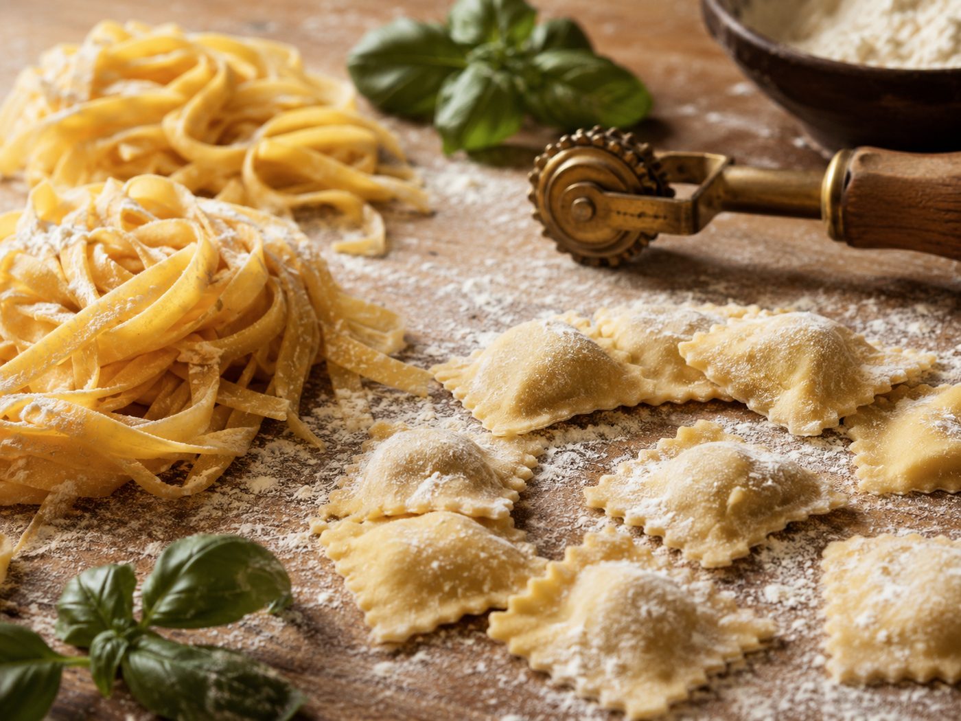 Pâtes fraîches maison — tagliatelle et ravioli fraîchement préparés